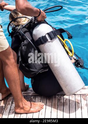 Diver lehrt die Schüler zu tauchen. Taucher Deck des Segelbootes werden Unterricht im Sommer Meer mit blauer Wasserwelle trainiert. Stockfoto