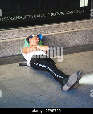 Madrid, Spanien. 14th. Juli 2020. Ein Obdachloser schläft auf der Straße. Kredit: Samuel Fernandez/SOPA Images/ZUMA Wire/Alamy Live Nachrichten Stockfoto