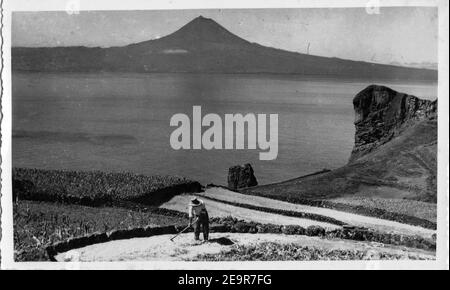 Morro de Velas, Ilha do Pico AO Fundo, ilha de São Jorge, Açores, Arquivo de Villa Maria, Angra do Heroísmo, Açores.. Stockfoto