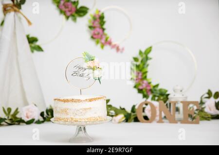 Festliche Hintergrunddekoration für Geburtstagsfeier mit Gourmet-Kuchen Stockfoto