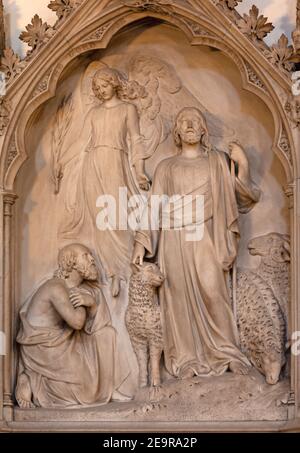 LONDON, GROSSBRITANNIEN - 19. SEPTEMBER 2017: Das Marmorrelief von Jesus als dem Guten Hirten in der Kirche St. Stephen's Rochester Row von G.G. Adams (1855). Stockfoto