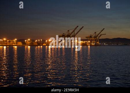 Hafen von Oakland bei Sonnenuntergang. Intermodale Container und Krane in der Bucht von San Francisco. Internationaler Handel und Handel. Stockfoto