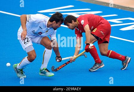 Valencia. Februar 2021, 5th. Alejandro de Frutos (R) aus Spanien steht mit Simon Gougnard aus Belgien während eines FIH Pro League-Spiels zwischen Spanien und Belgien in Valencia, Spanien, im Spiel. Februar 5 2021. Quelle: Pablo Morano/Xinhua/Alamy Live News Stockfoto