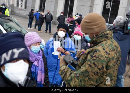 New York, USA. Februar 2021, 5th. Die Leute registrieren sich bei Mitgliedern der Nationalgarde außerhalb der Massenimpfstelle im Yankee Stadium im Stadtteil Bronx in New York, USA, 5. Februar 2021. Am Freitag wurde eine Massenimpfstelle im Yankee Stadium eröffnet, wo berechtigte Bronx-Bewohner begannen, sich durch Verabredungen impfen zu lassen. Quelle: Michael Nagle/Xinhua/Alamy Live News Stockfoto