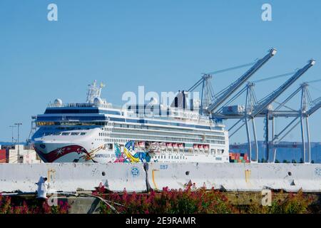 Das norwegische Jewel-Kreuzfahrtschiff, das von der Norwegian Cruise Line betrieben wird, parkte während der COVID-Pandemie im Hafen von Oakland. Oakland, CA, USA Stockfoto