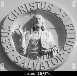 WIEN, AUSTIRA - 22. OKTOBER 2020: Das Relief Jesu des Pantokrators an der Fassade der Pfarrkirche Kaisermühlen vom Ende des 19. Jahrhunderts Stockfoto