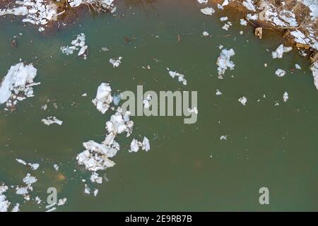 Früher Frühling mit gebrochenem Eis treiben den Bach hinunter klein Brechen auf dem Fluss Stockfoto