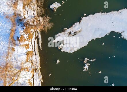 Frühlingshafte Eisbrechung fließt groß und klein, die aufbricht Der Fluss schwebt den Bach hinunter Stockfoto