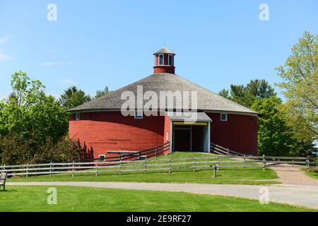 Round Barn ist ein dreistöckiges Gebäude mit einem Durchmesser von 80 Fuß. Diese Struktur war in den späten 19th und frühen 20th Jahrhunderten in New England populär. Th Stockfoto