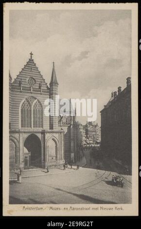 Mozes en Aäronstraat gezien vanaf de Nieuwezijds Voorburgwal naar de Dam. Rechts een deel van het Koninklijk Paleis en links de hoofdingang van de Nieuwe Kerk. Uitgave Weenenk & Snel, Stockfoto