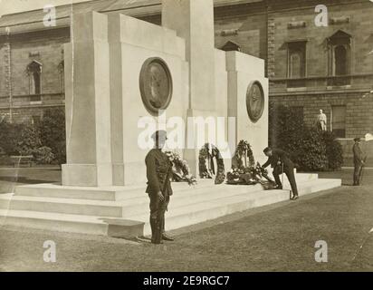 John McCormack legte einen Kranz auf das Kenotaph, das zur Erinnerung an den verstorbenen Michael Collins und Arthur Griffith in Leinster Lawn (16307907087) errichtet wurde. Stockfoto