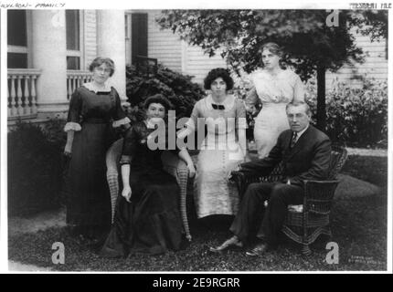 Herr und Frau Woodrow Wilson auf Rasen mit ihren drei Töchtern (von links nach rechts) Margaret, Eleanor, und Jessie, in Cornwall, New Hampshire sitzt Stockfoto