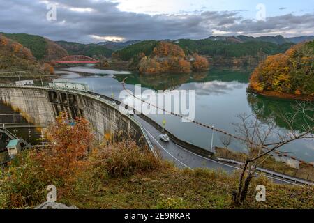 Panoramablick auf Shorenji Dam und Shorenji See in der Präfektur Mie, Japan, am frühen Morgen des Herbstes, Blick von oben. Stockfoto