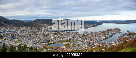 Panoramablick auf Bergen, Norwegen von der Spitze des Aussichtspunktes Panorama Fløyfjellet, im Herbstmorgen. Dies ist ein beliebtes Touristenziel. Stockfoto