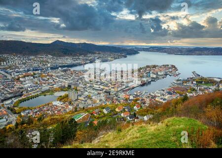 Panoramablick auf Bergen, Norwegen von der Spitze des Aussichtspunktes Panorama Fløyfjellet, im Herbstmorgen. Dies ist ein beliebtes Touristenziel. Stockfoto