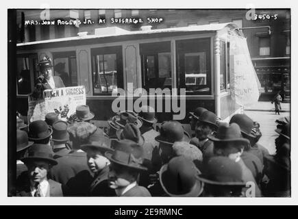 Mrs. John Rogers Jr. - im Stimmrechtsladen Stockfoto