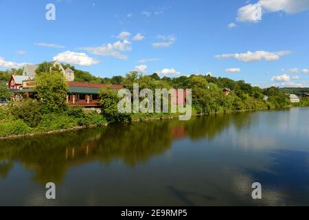 Winooski River überquert das Zentrum von Montpelier im Sommer, Montpelier, Vermont VT, USA. Montpelier ist die Hauptstadt von Vermont und die kleinste Hauptstadt Stockfoto