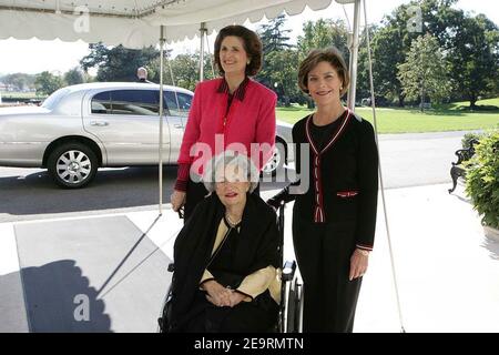 Frau Laura Bush begrüßt die ehemalige First Lady Bird Johnson und ihre Tochter Lynda Johnson Robb im Weißen Haus. Stockfoto