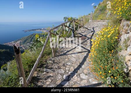 Taormina - der Weg zu den Frühling mediterranen Blumen und Kakteen - Sizilien. Stockfoto