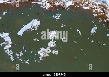 Kleine Eisströme brechen im frühen Frühjahr auf Der Fluss Stockfoto