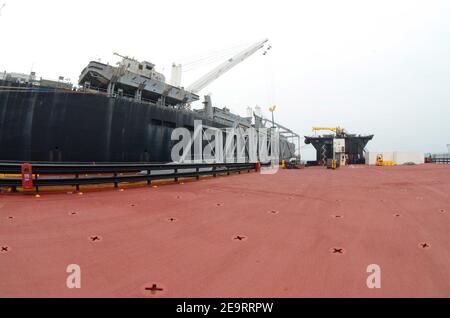 USNS Stockham und USNS Montford Point von MSC führen ein „Skin-to-Skin“-Manöver durch 160313 Stockfoto