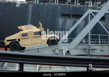 USNS Stockham und USNS Montford Point von MSC führen ein „Skin-to-Skin“-Manöver durch 160313 Stockfoto