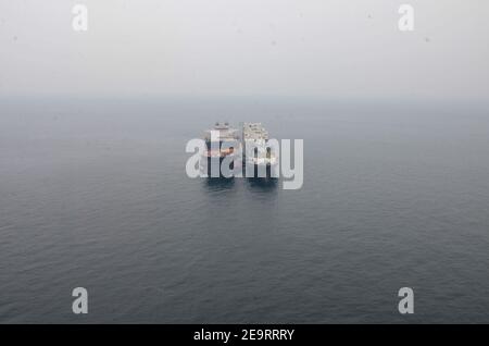 USNS Stockham und USNS Montford Point von MSC führen ein „Skin-to-Skin“-Manöver durch 160313 Stockfoto