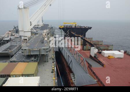 USNS Stockham und USNS Montford Point von MSC führen ein „Skin-to-Skin“-Manöver durch 160313 Stockfoto