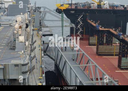 USNS Stockham und USNS Montford Point von MSC führen ein „Skin-to-Skin“-Manöver durch 160313 Stockfoto