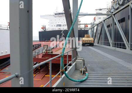 USNS Stockham und USNS Montford Point von MSC führen ein „Skin-to-Skin“-Manöver durch 160313 Stockfoto