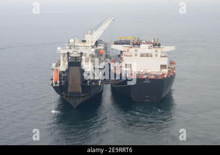 USNS Stockham und USNS Montford Point von MSC führen ein „Skin-to-Skin“-Manöver durch 160313 Stockfoto