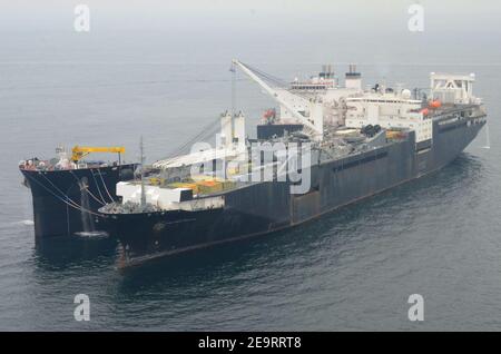 USNS Stockham und USNS Montford Point von MSC führen ein „Skin-to-Skin“-Manöver durch 160313 Stockfoto