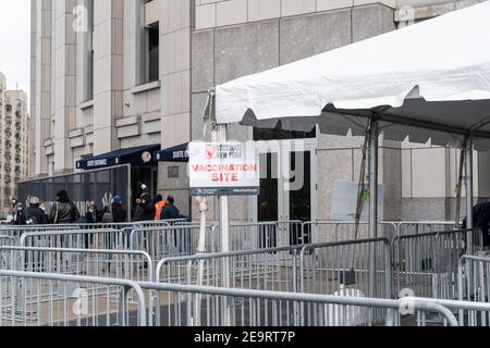 New York, NY - 5. Februar 2021: Eingang zum Tor 4, wo die Leute kommen, um Impfstoff zu erhalten, gesehen bei der Eröffnung der Massenimpfstelle im Yankee Stadium Stockfoto