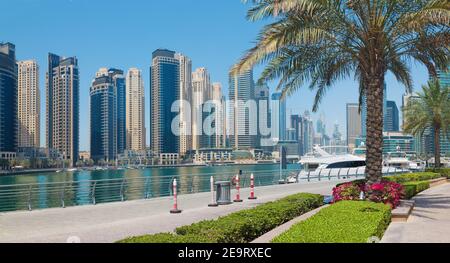 DUBAI, Vereinigte Arabische Emirate - 1. April 2017: Die Promenade von Marina. Stockfoto