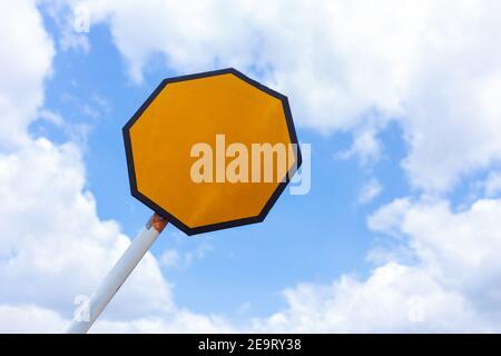 Leeres Straßenschild oder leeres Bahnbarrieresignal für Fahrer gegen blauen Himmel. Stockfoto