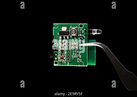 Internet of Things (IoT)-System auf einem Chip (SOC) integrierten Schaltrechner mit kleinem Mikrochip-Mikrocontroller auf schwarzem Hintergrund isoliert. Stockfoto