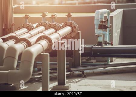 Altes Wasserrohrsystem auf dem Dach des Gebäudes vintage Farbtöne. Stockfoto