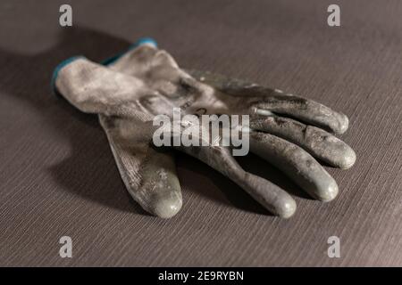 Bauarbeiter Handschuhe verwendet zeigen die harte und schwierige Arbeit Der Arbeit in der Bauindustrie Stockfoto