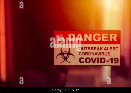 Gefahr Virus Corona (COVID-19) Ausbruchsbereich Alarm Coronavirus Tag Label roter Farbton. Stockfoto