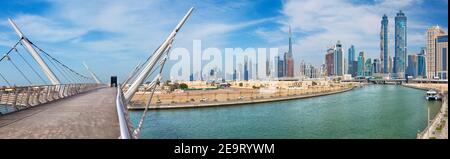 DUBAI, Vereinigte Arabische Emirate - 27. März 2017: Die Skyline mit der Brücke über den neuen Kanal und der Innenstadt. Stockfoto