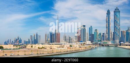 Dubai - die Skyline mit der Brücke über den neuen Kanal und der Innenstadt. Stockfoto