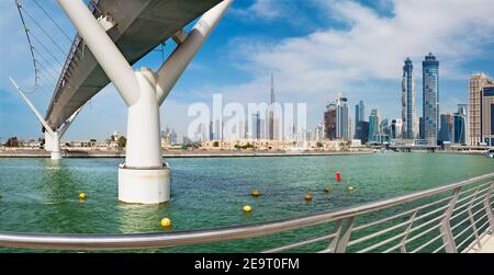 DUBAI, Vereinigte Arabische Emirate - 27. März 2017: Die Skyline mit der Brücke über den neuen Kanal und der Innenstadt. Stockfoto