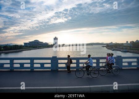 Der Fluss und die Brücke in der Hauptstadt Pjöngjang von Nordkorea. Stockfoto