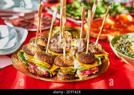 Burger aus Pilzen, Käse, Fleisch und Gurken. Gesunde Lebensmittel, glutenfrei. Stockfoto