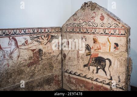 Paestum. Kampanien. Italien. Ansicht von zwei von vier bemalten Platten eines lukanischen Grabkammer 86 aus dem Jahr 330-320 v. Chr., Darstellung geflügelter voitory auf einem Chariot Stockfoto