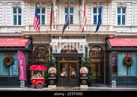 Wien, Österreich - Decembter 19 2020: Hotel Sacher Eingang, berühmt für seine Schokoladenkuchen. Stockfoto