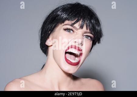 Frau schrie. Skandalöse Dame Konzept. Schreien, Hass und Wut. Emotional wütend Frau schreien. Menschliche Emotionen, Gesichtsausdruck Konzept. Stockfoto