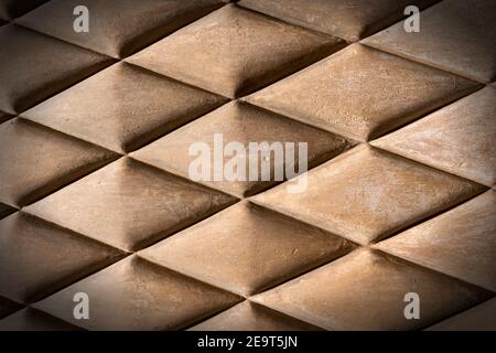 Aschlar (Bugnato auf Italienisch), Nahaufnahme einer Wand aus großen Blöcken von braunen Steinen in Form eines Rhombus in Spanien, Europa. Stockfoto