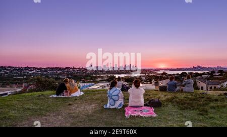Rose Bay, NSW/Australien - April 28 2019: Die Menschen genießen die Sonnenuntergangslandschaft von Sydney. Stockfoto