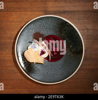 Teller mit Panna Cotta Dessert oben Ansicht auf Holz Tabelle Stockfoto